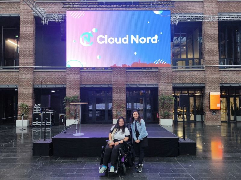 Céline devant le panneau "Cloud Nord" avec Thanh Lan Doublier