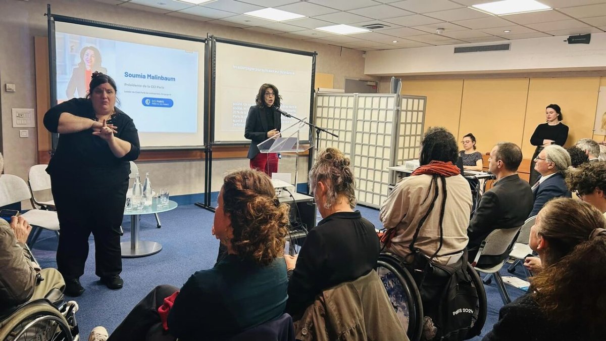 Céline sous titre en direct Soumia dans une salle de la CCI Paris