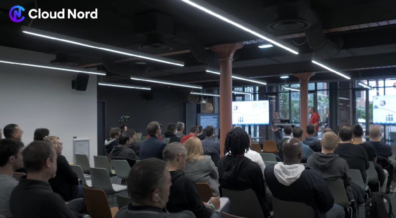 Céline sous titre en direct une conférence dans une grande salle