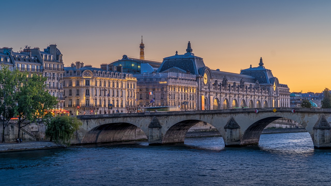 Pont de Paris à la tombée de la nuit Pont de Paris à la tombée de la nuit