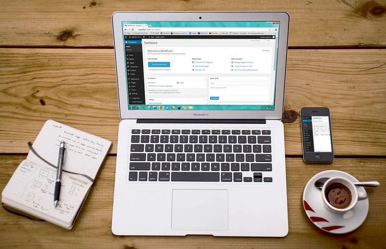 Ordinateur et carnet ouverts