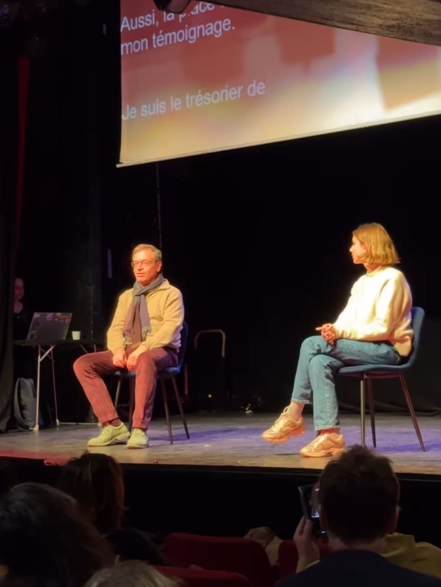 Céline sous titre en direct Alice Devès dans un théâtre