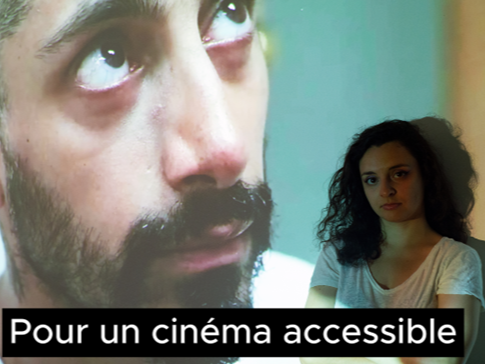 Céline Ripolles devant un écran avec un extrait du film "Sound of Metal", avec le sous-titre "pour un cinéma accessible"