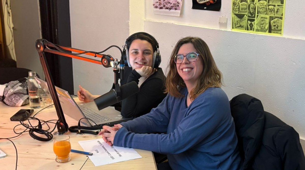 Céline sourit dans un studio de radio avec Emmanuelle