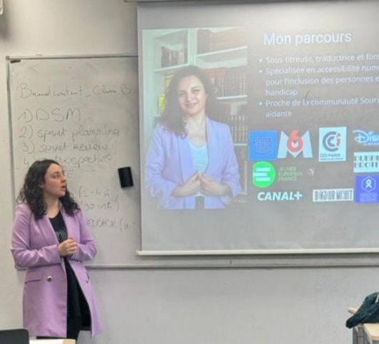 Céline s'exprime devant une classe