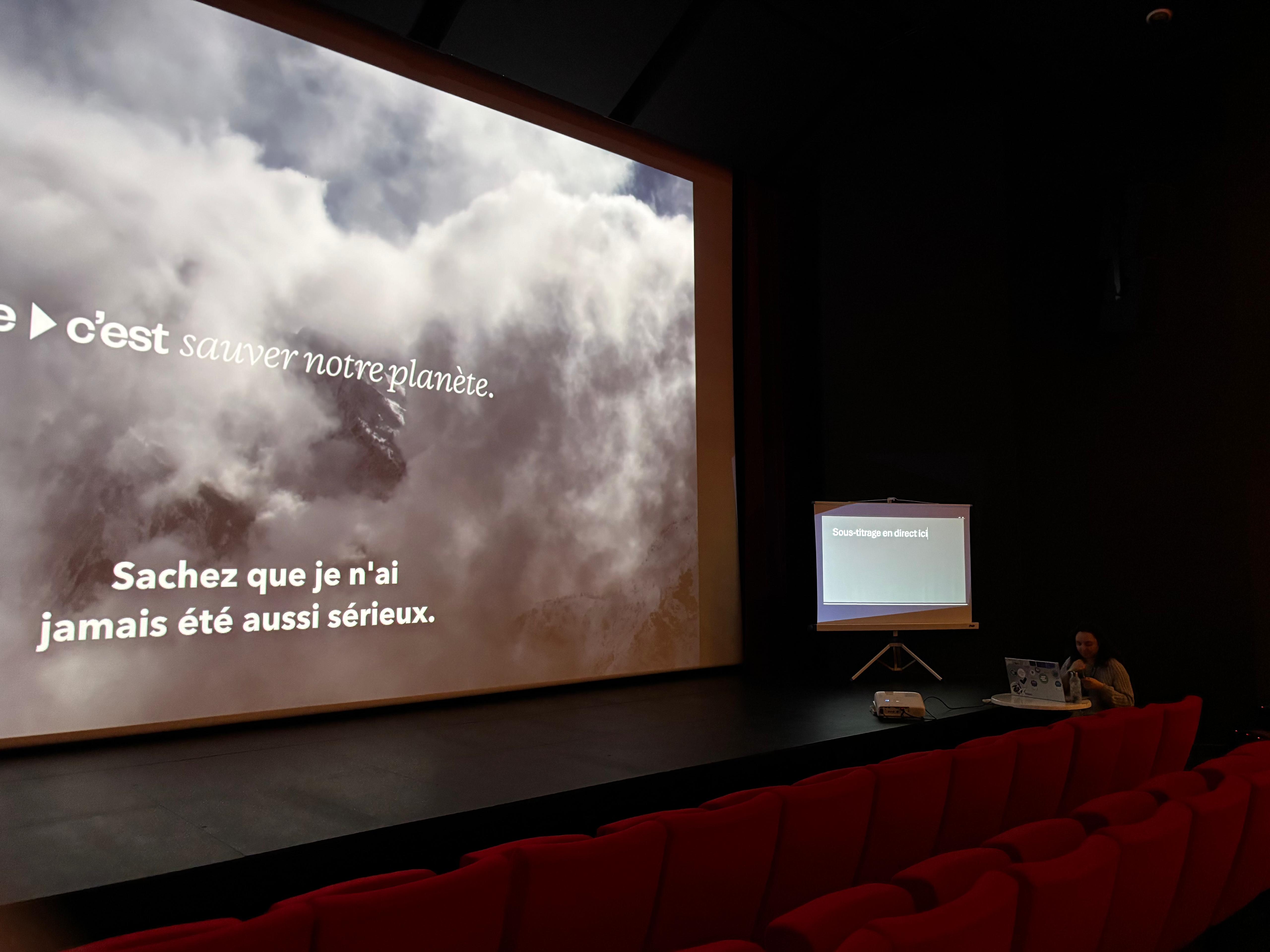 Sous-titrage en direct Céline sous-titre en direct devant un écran de cinéma