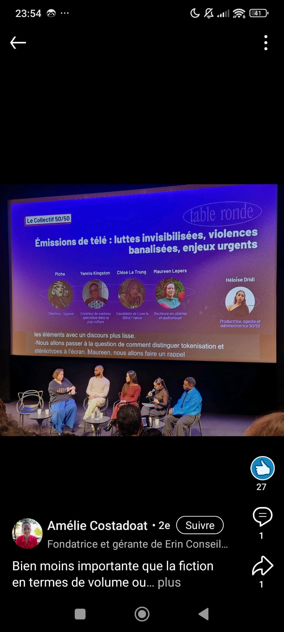 Sous-titrage en direct Céline sous-titre en direct devant un écran de cinéma